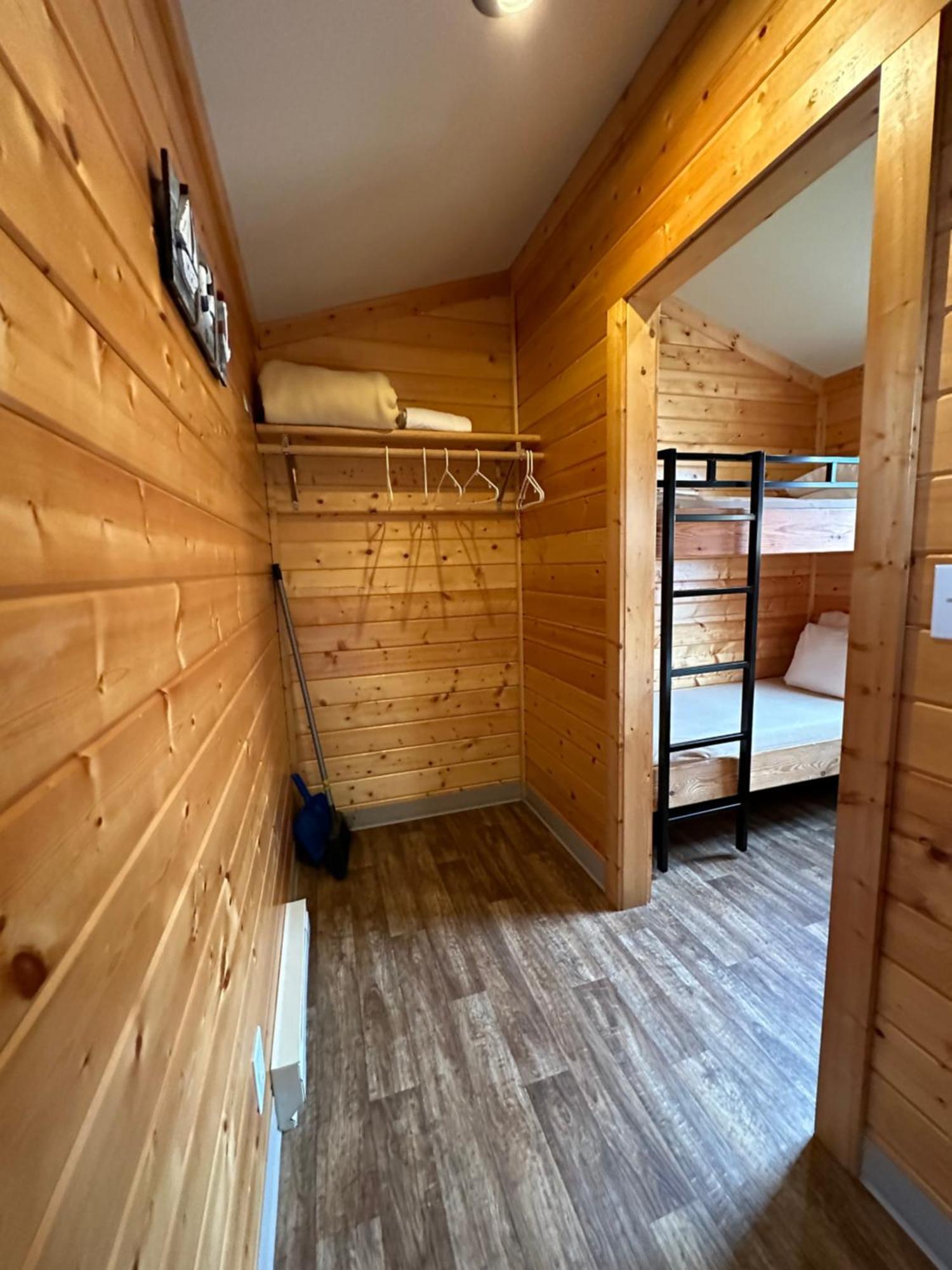 Westport Inn Cabins Hotel