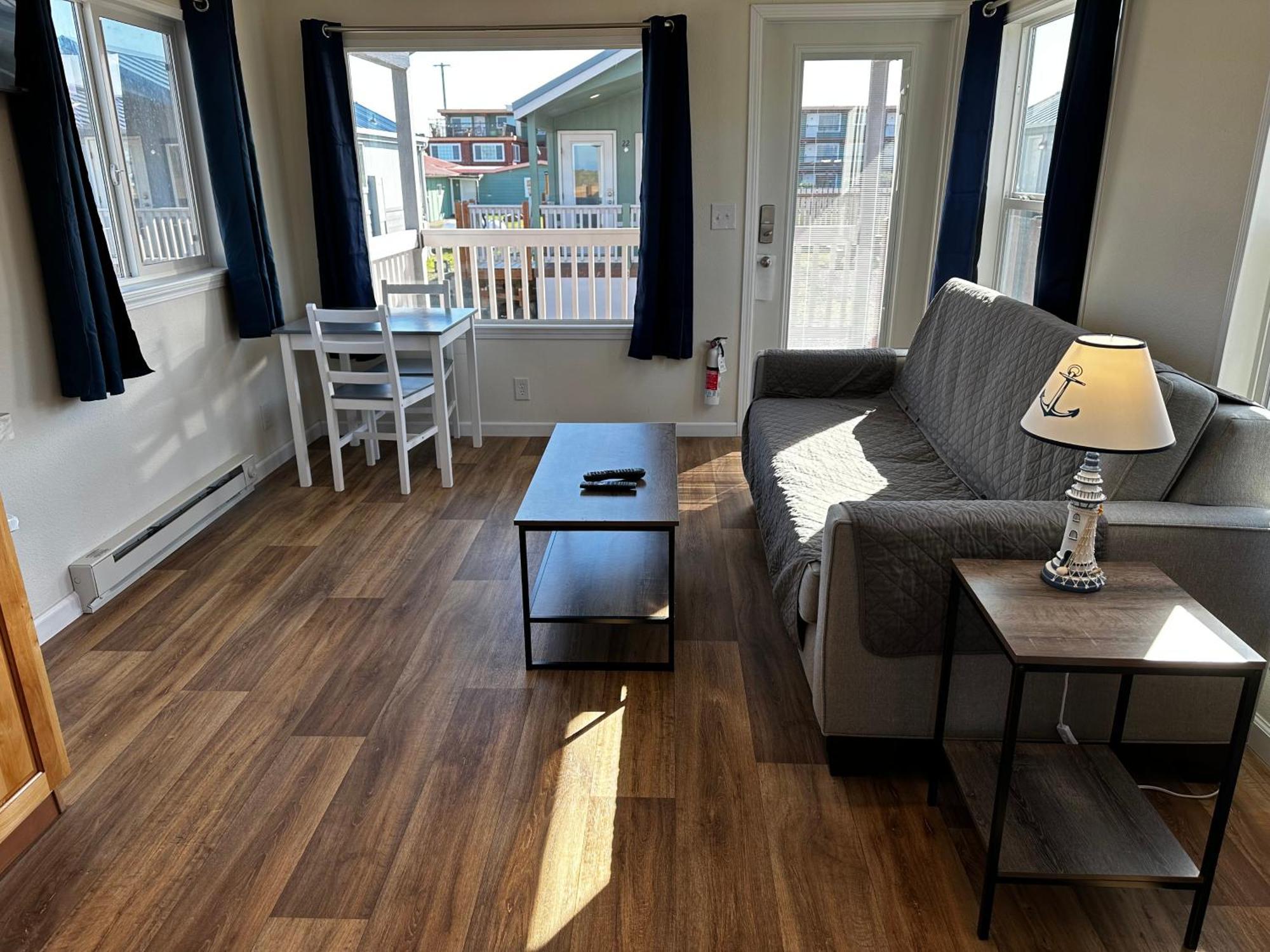 Westport Inn Cabins Hotel 3*
